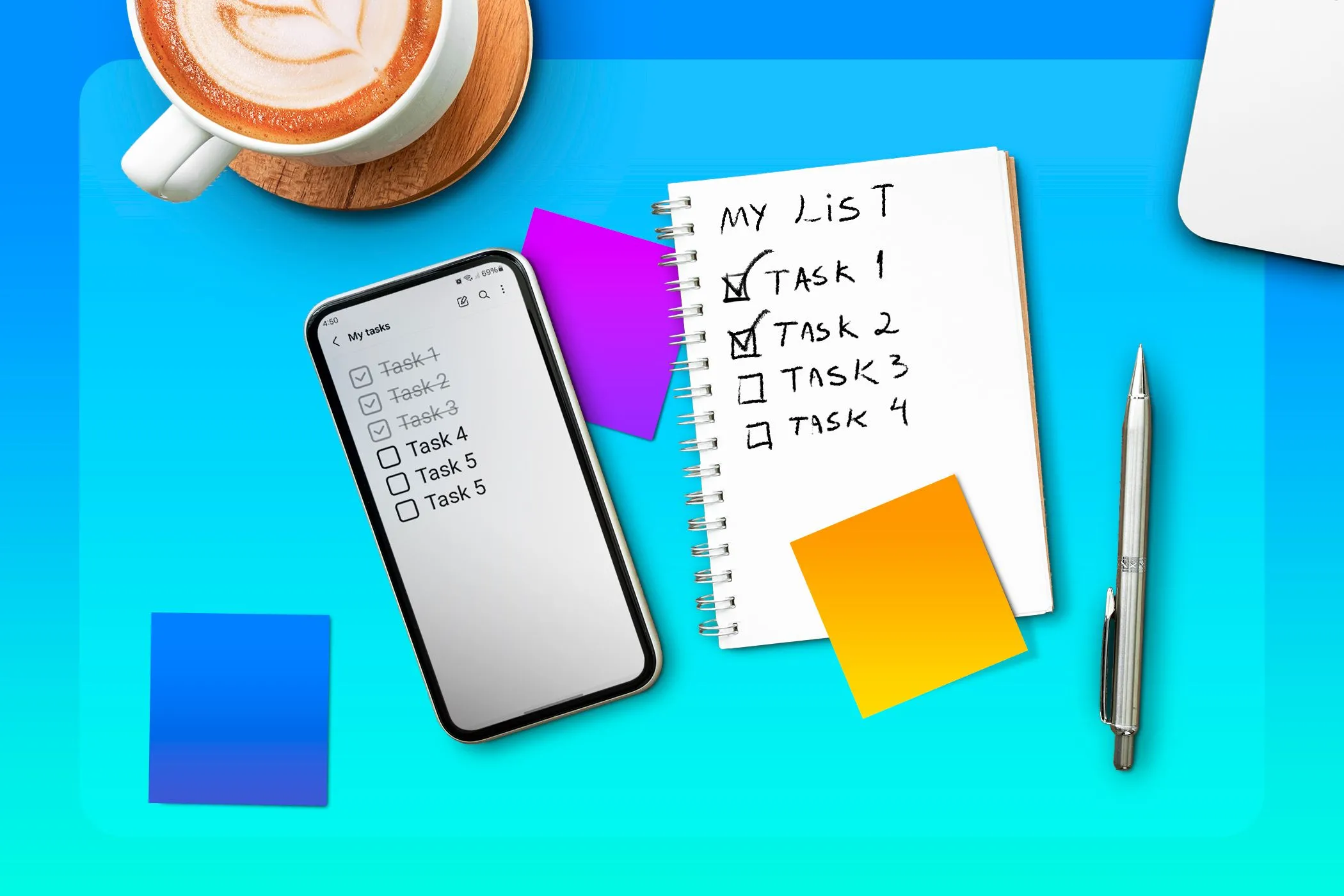 Điện thoại hiển thị danh sách việc cần làm cạnh sổ tay và bút, minh họa việc lập kế hoạch công việc hàng ngày hoặc hàng tuần
