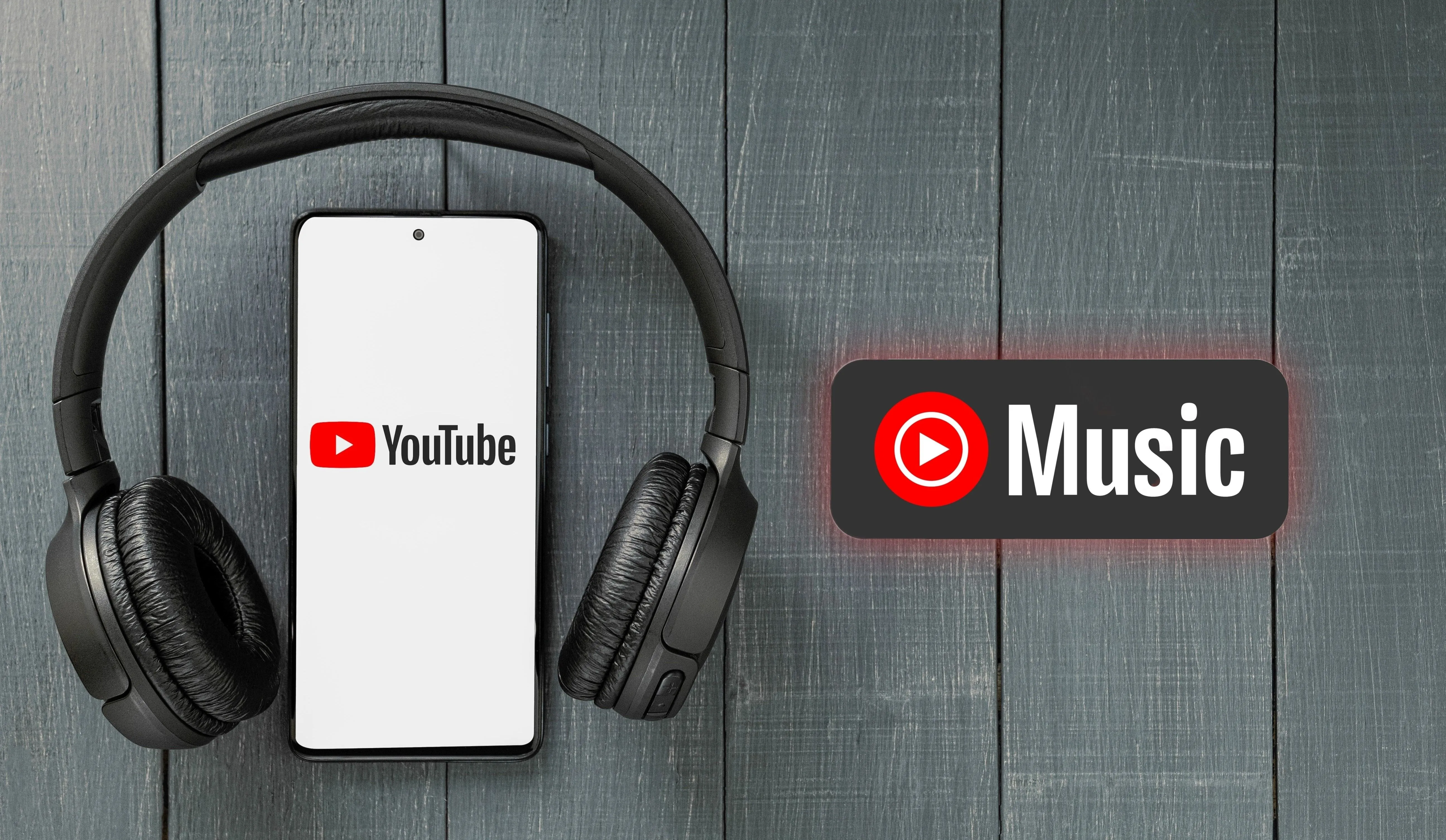 Điện thoại hiển thị logo YouTube với tai nghe và lớp phủ logo YouTube Music