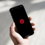 Điện thoại hiển thị ứng dụng Pinterest với chế độ tối (Dark Mode) được bật