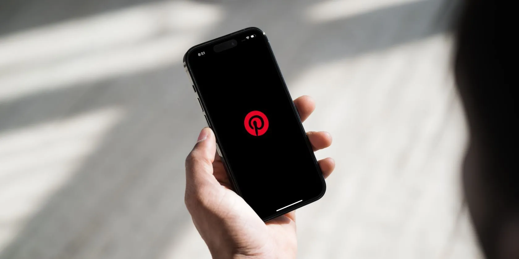 Điện thoại hiển thị ứng dụng Pinterest với chế độ tối (Dark Mode) được bật