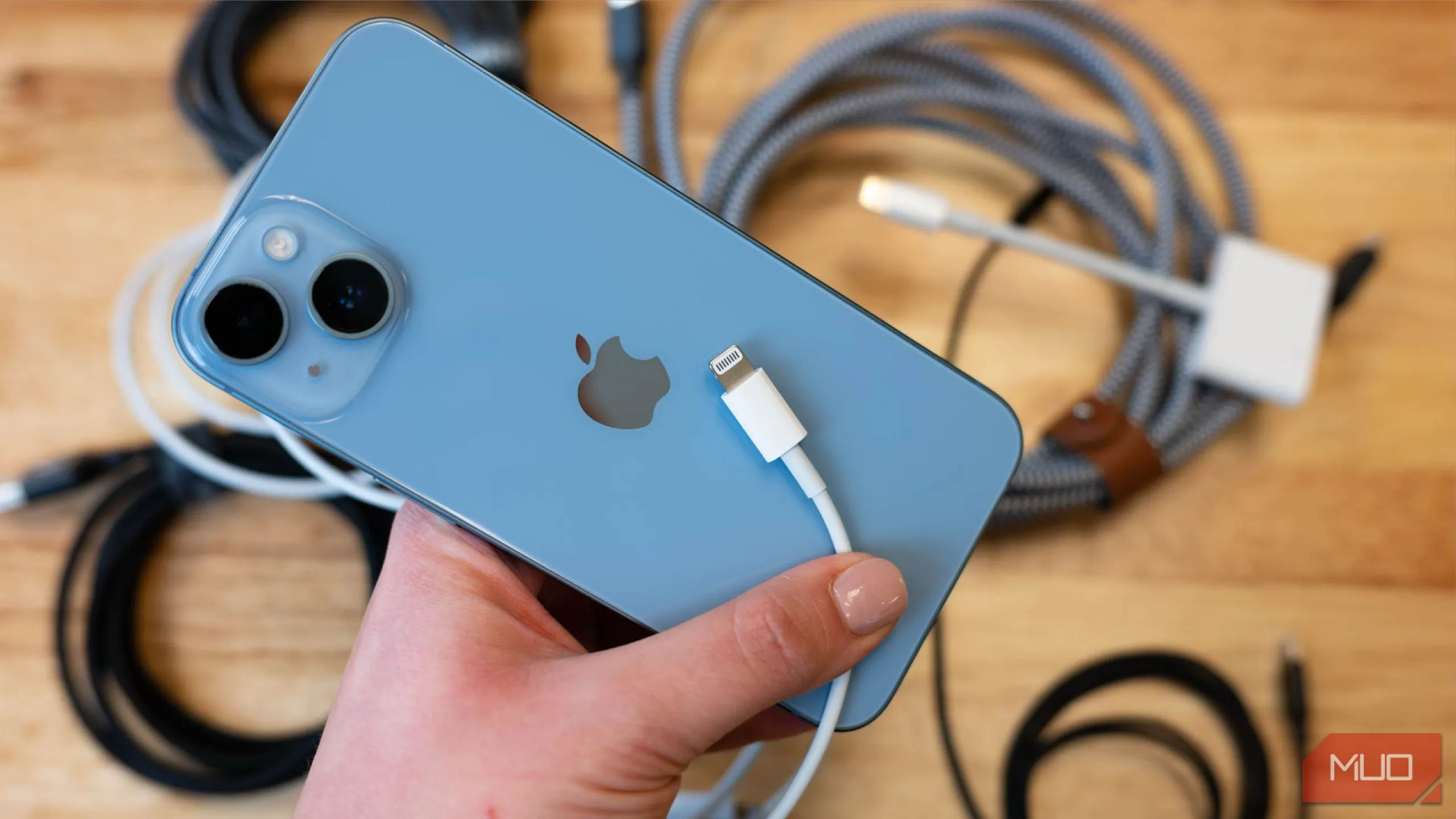 Điện thoại iPhone 13 cùng cáp sạc Lightning, minh họa quy trình sạc pin tiện lợi