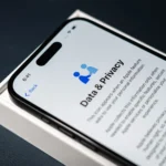 Điện thoại iPhone 14 Pro hiển thị màn hình cài đặt Quyền riêng tư và Dữ liệu