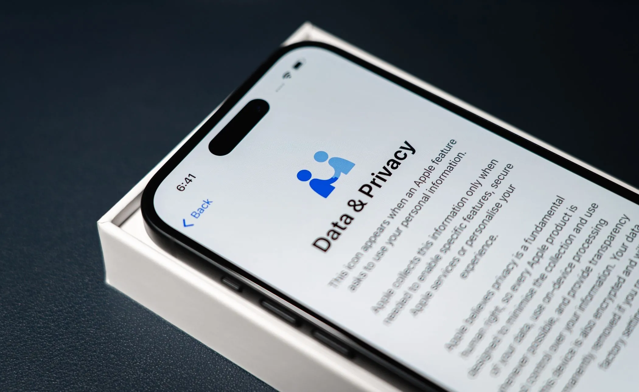 Điện thoại iPhone 14 Pro hiển thị màn hình cài đặt Quyền riêng tư và Dữ liệu