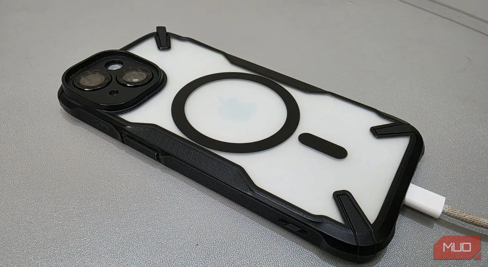 Điện thoại iPhone 15 đang được sạc pin bằng cáp USB-C, minh họa quá trình sạc thiết bị di động