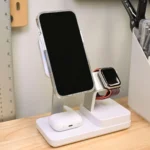 Điện thoại iPhone 16 Pro đang sạc không dây trên đế sạc ESR Qi2 đa năng cùng AirPods và Apple Watch