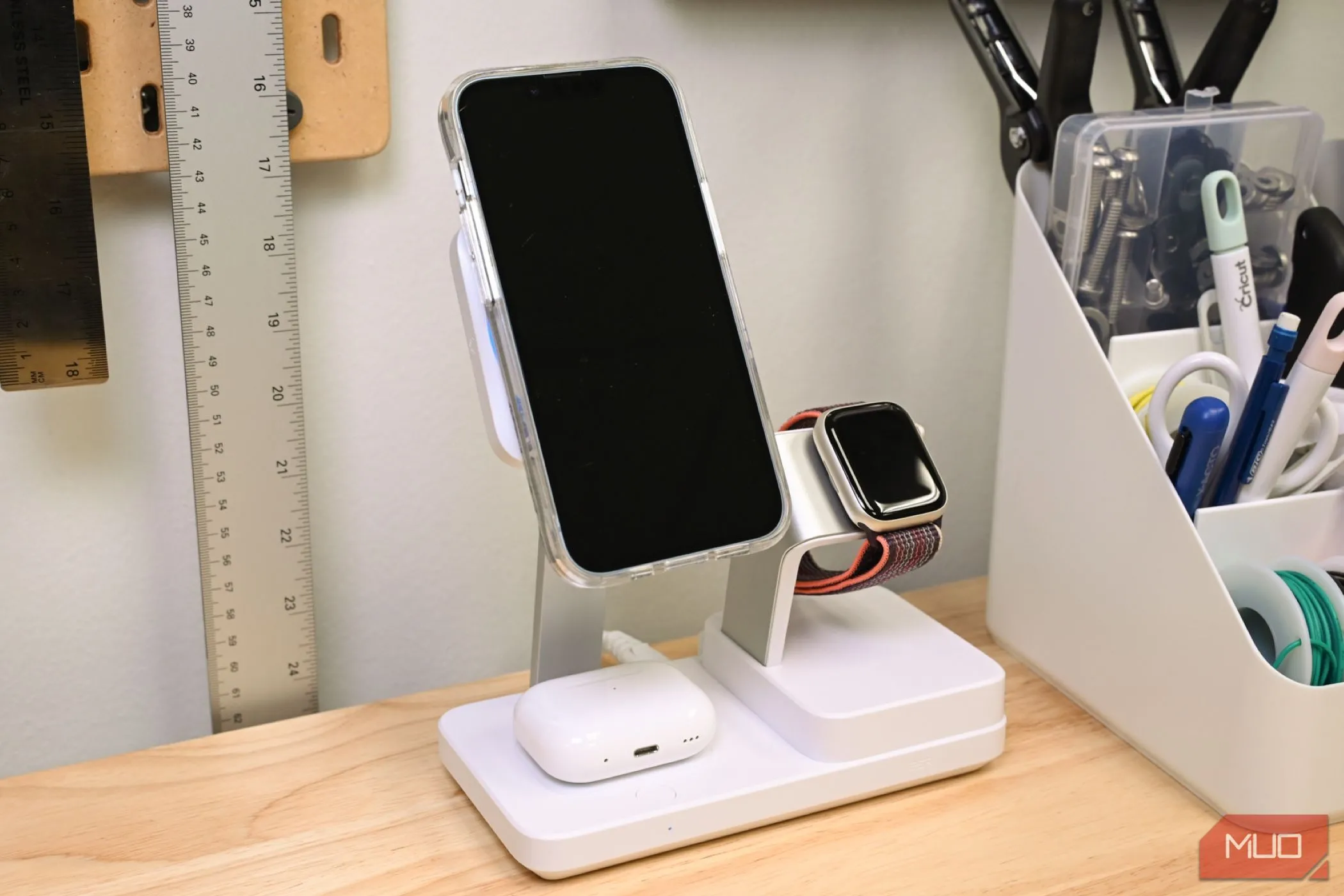 Điện thoại iPhone 16 Pro đang sạc không dây trên đế sạc ESR Qi2 đa năng cùng AirPods và Apple Watch