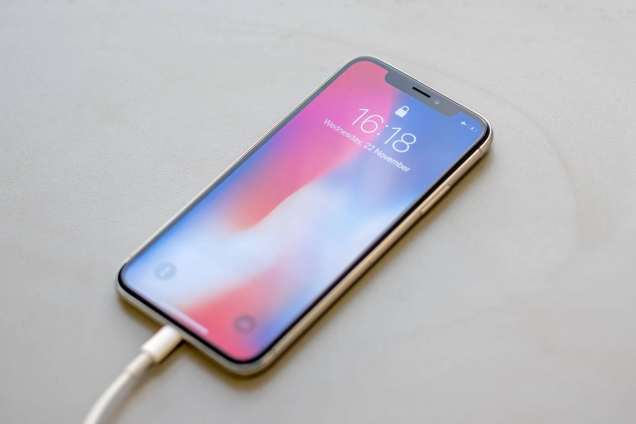 Điện thoại iPhone đang được cắm sạc qua cáp
