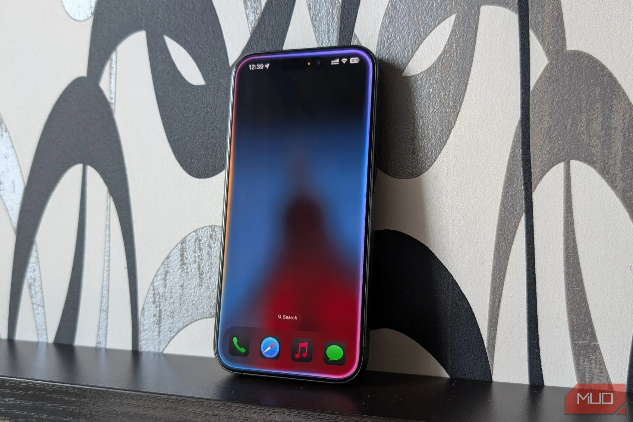 Điện thoại iPhone hiển thị giao diện Siri đang chờ lệnh, minh họa tính năng Apple Intelligence