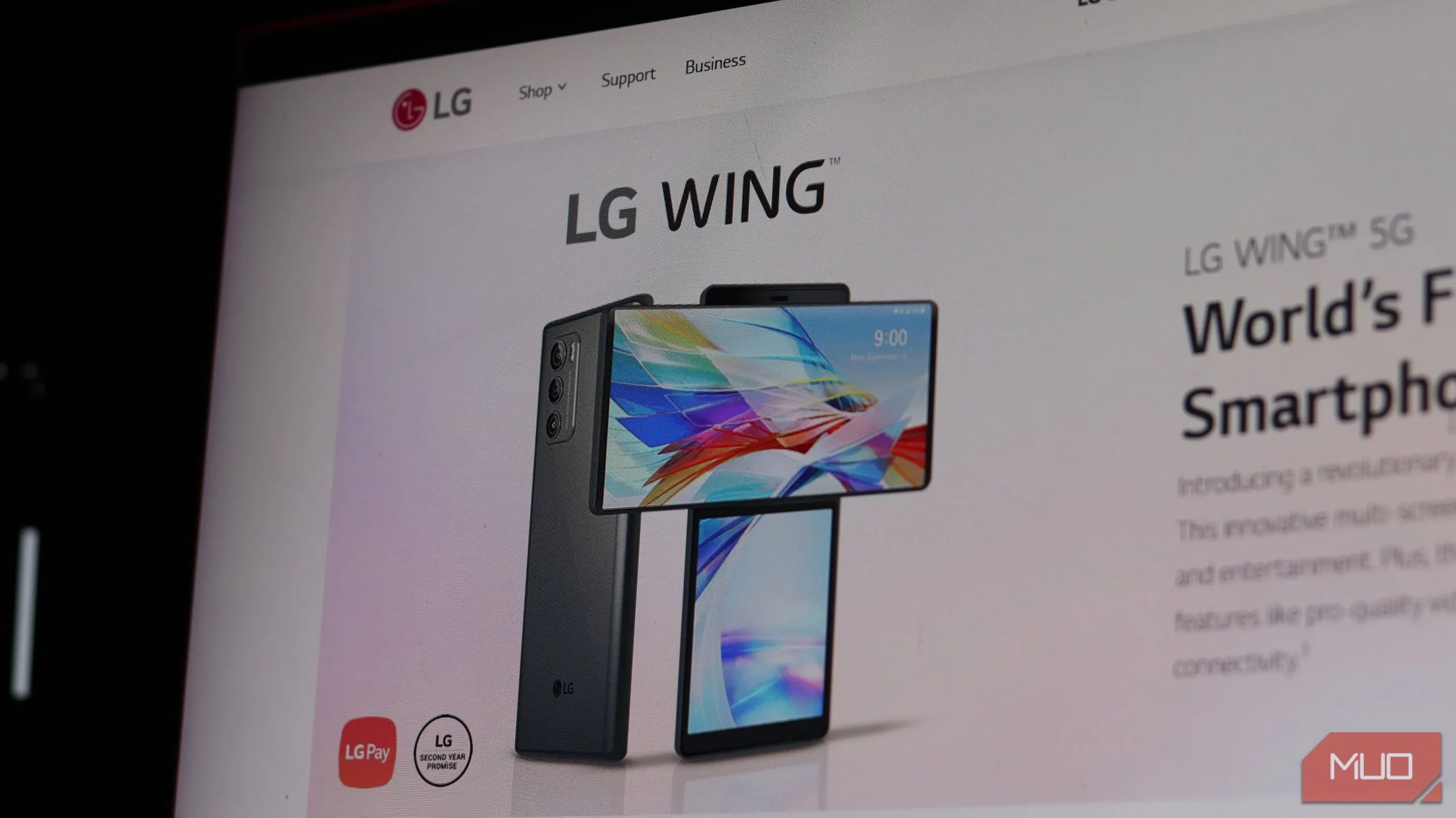 Điện thoại LG Wing với màn hình xoay độc đáo và logo LG