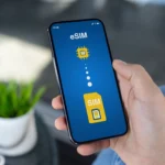 Điện thoại minh họa quá trình chuyển đổi từ SIM vật lý sang eSIM hiện đại
