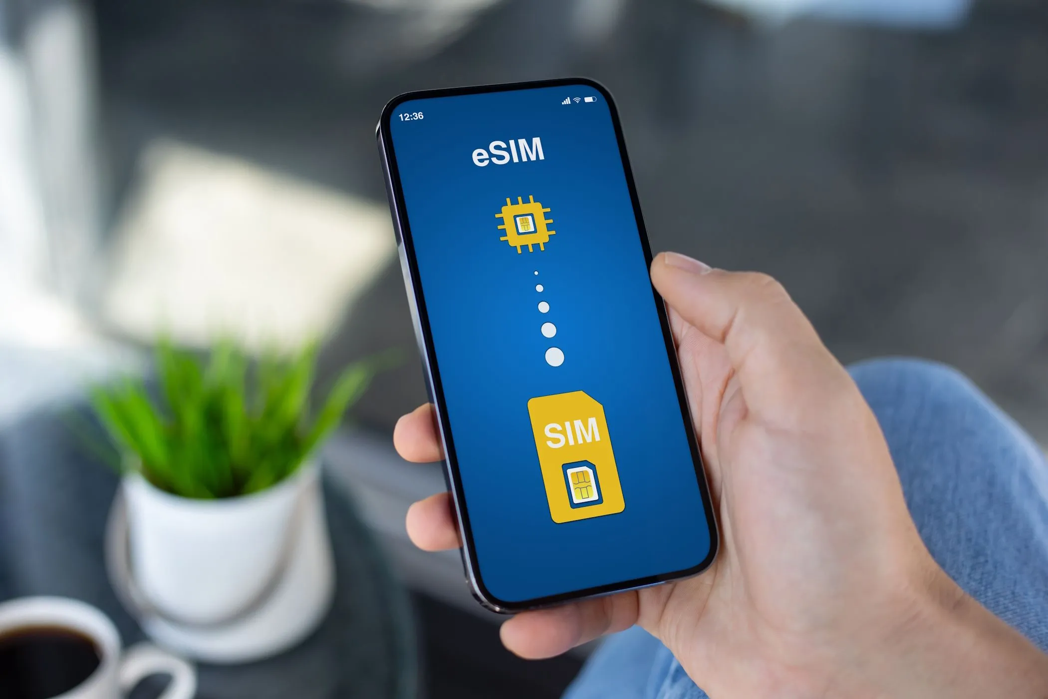 Điện thoại minh họa quá trình chuyển đổi từ SIM vật lý sang eSIM hiện đại