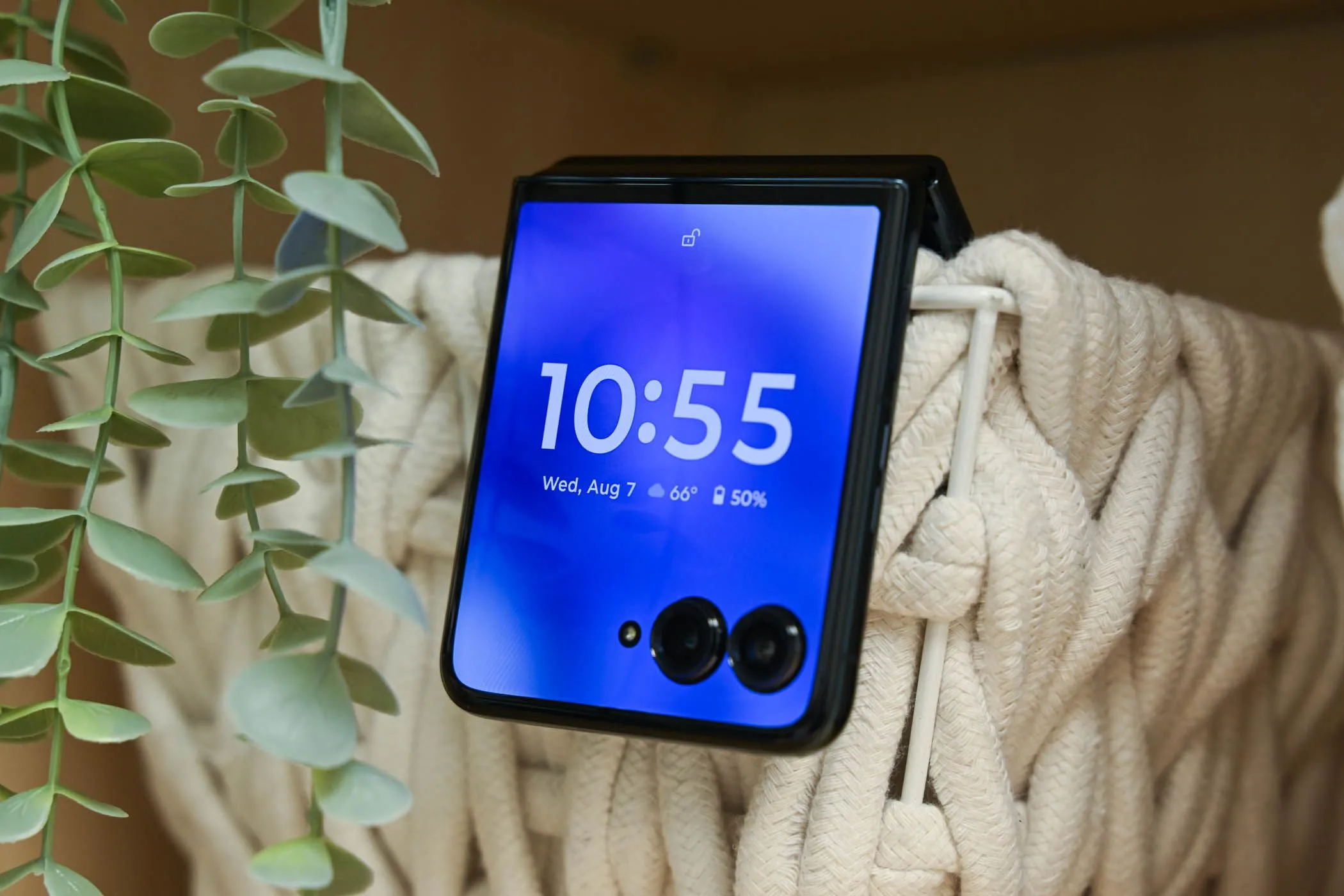 Điện thoại Motorola Razr+ đang gập lại với màn hình phụ hiển thị, minh họa tính năng màn hình ngoài trên điện thoại gập dạng vỏ sò