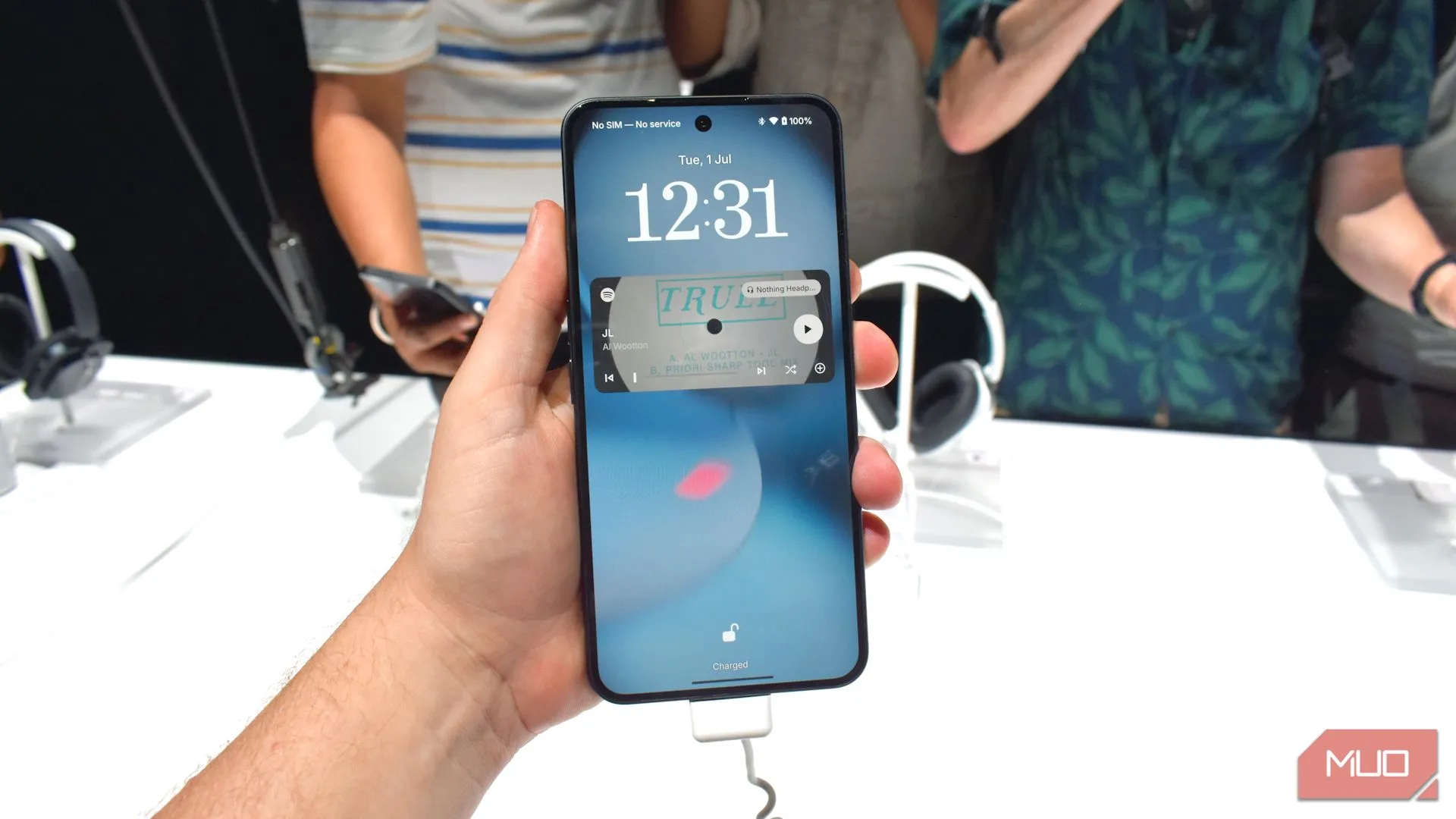 Điện thoại Nothing Phone 3 màu đen được cầm trên tay người dùng.