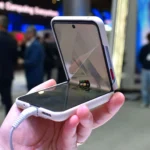 Điện thoại nubia flip 2 đang mở hé cho thấy màn hình gập, minh họa hiệu suất giảm khi bật chế độ tiết kiệm pin.