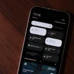 Điện thoại Pixel 9a hiển thị biểu tượng chế độ máy bay trong thanh thông báo, cho thấy khả năng vô hiệu hóa định vị nhanh chóng.