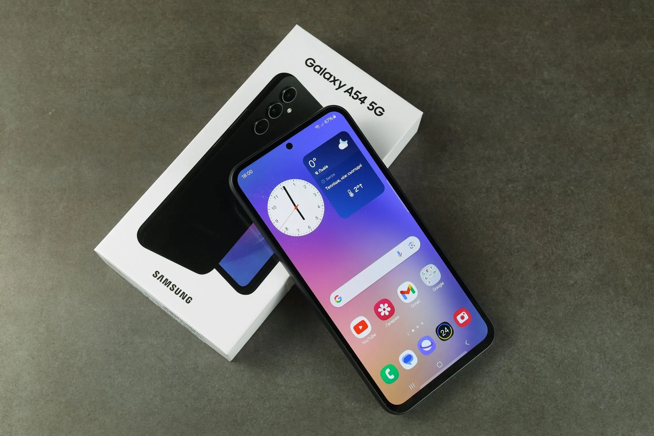 Điện thoại Samsung Galaxy A54 5G và hộp đựng, biểu trưng cho chu kỳ nâng cấp điện thoại mới.