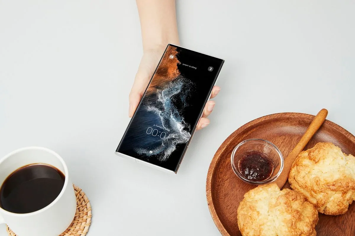 Điện thoại Samsung Galaxy S22 Ultra màu trắng Phantom tinh tế