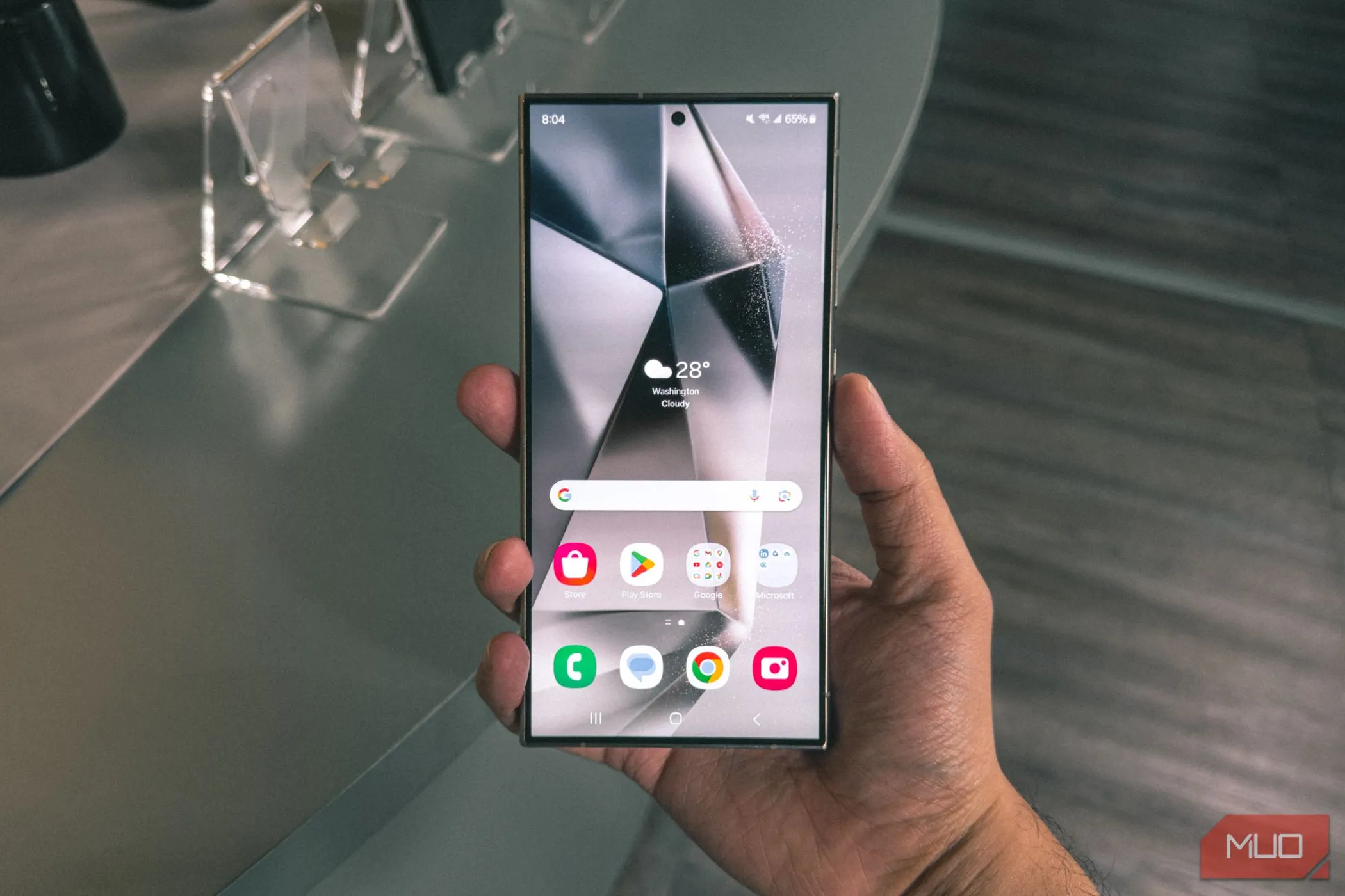 Điện thoại Samsung Galaxy S24 Ultra trong tay, minh họa khả năng tùy biến giao diện và thay đổi launcher trên các thiết bị Android.