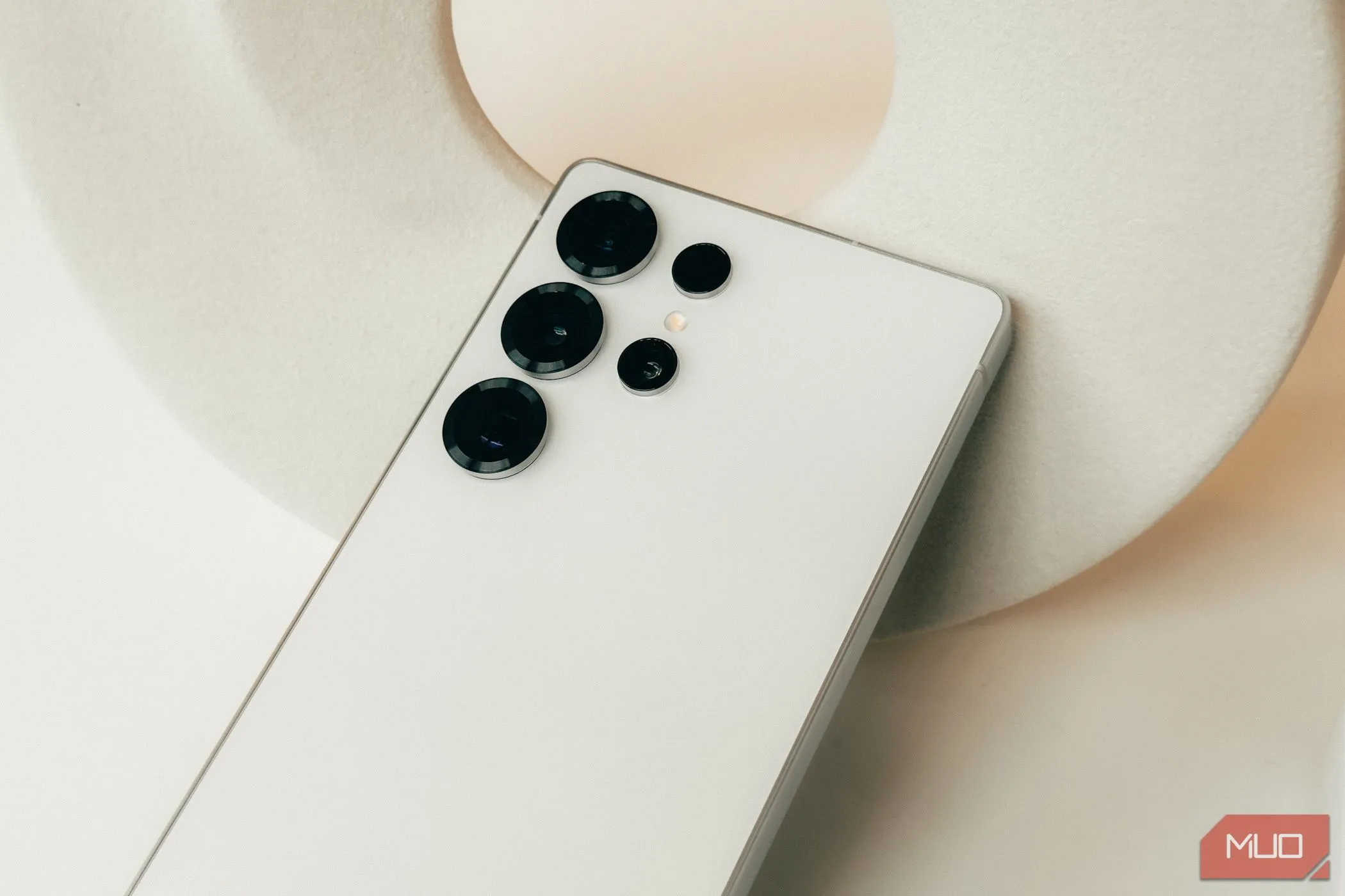 Điện thoại Samsung Galaxy S25 màu trắng chụp cận cảnh cụm camera sau