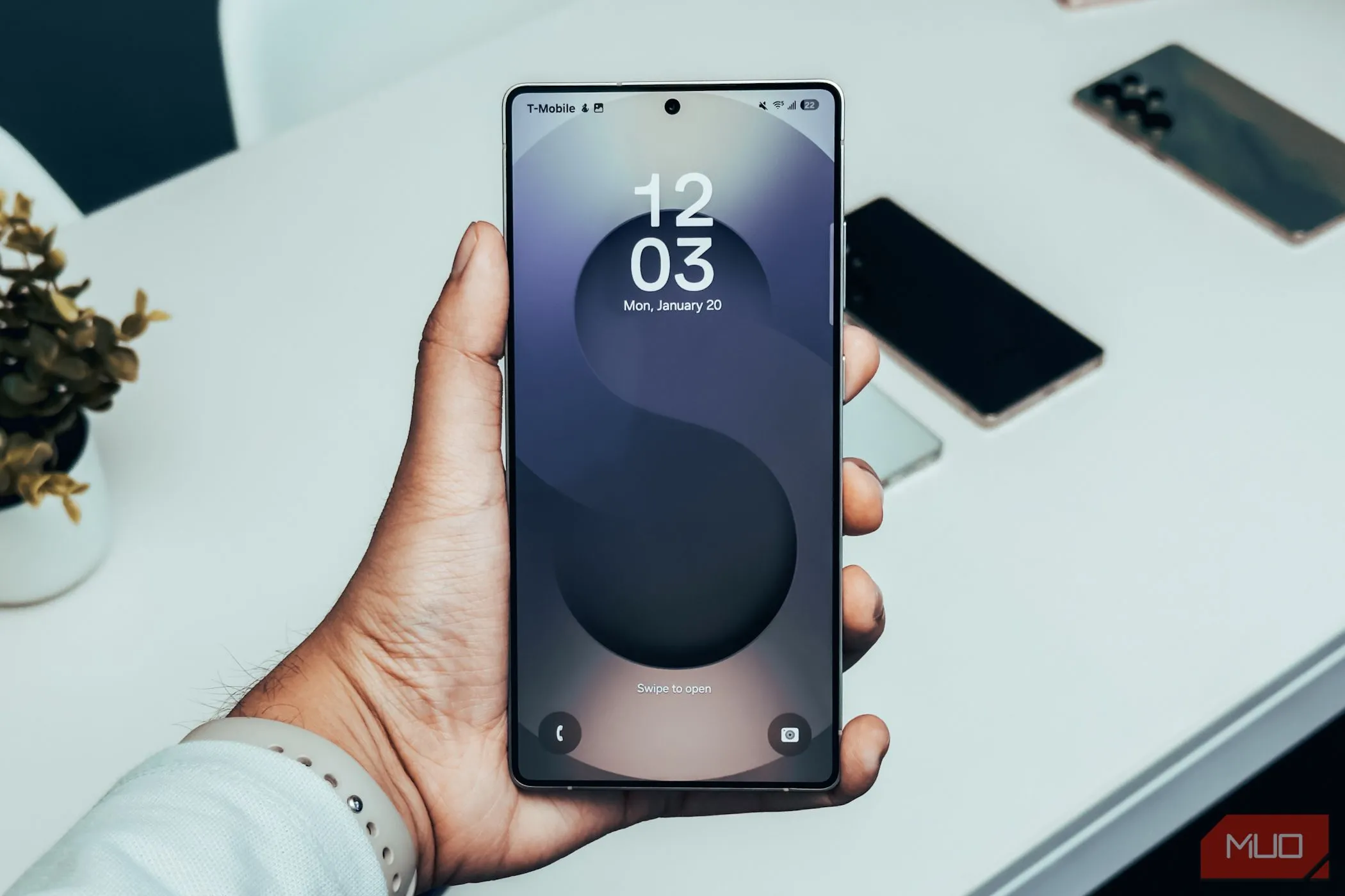 Điện thoại Samsung Galaxy S25 Ultra màn hình lớn trong tay người dùng