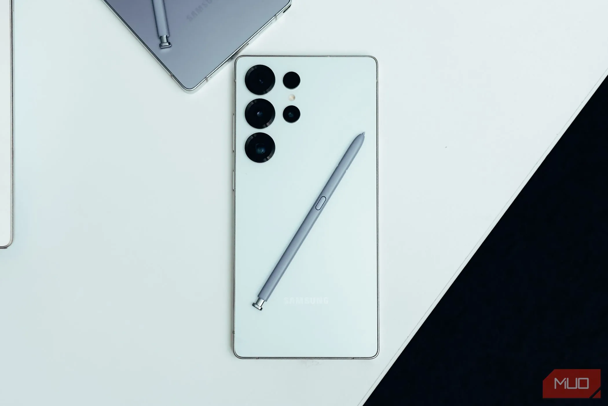 Điện thoại Samsung Galaxy S25 Ultra màu trắng đặt trên bàn, tượng trưng cho S Pen và các tính năng đã bị lược bỏ.