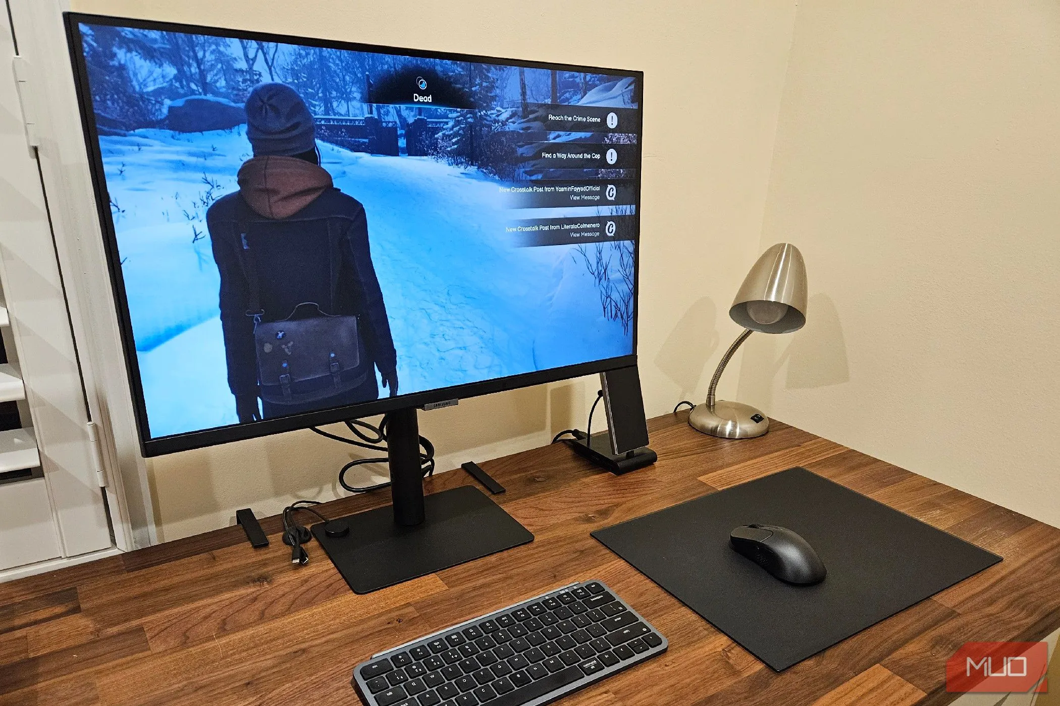 Điện thoại Samsung Galaxy Z Fold 6 đang kết nối với dock USB-C dạng đứng, trình chiếu game Life Is Strange Double Exposure lên màn hình lớn, thể hiện khả năng biến điện thoại thành PC.