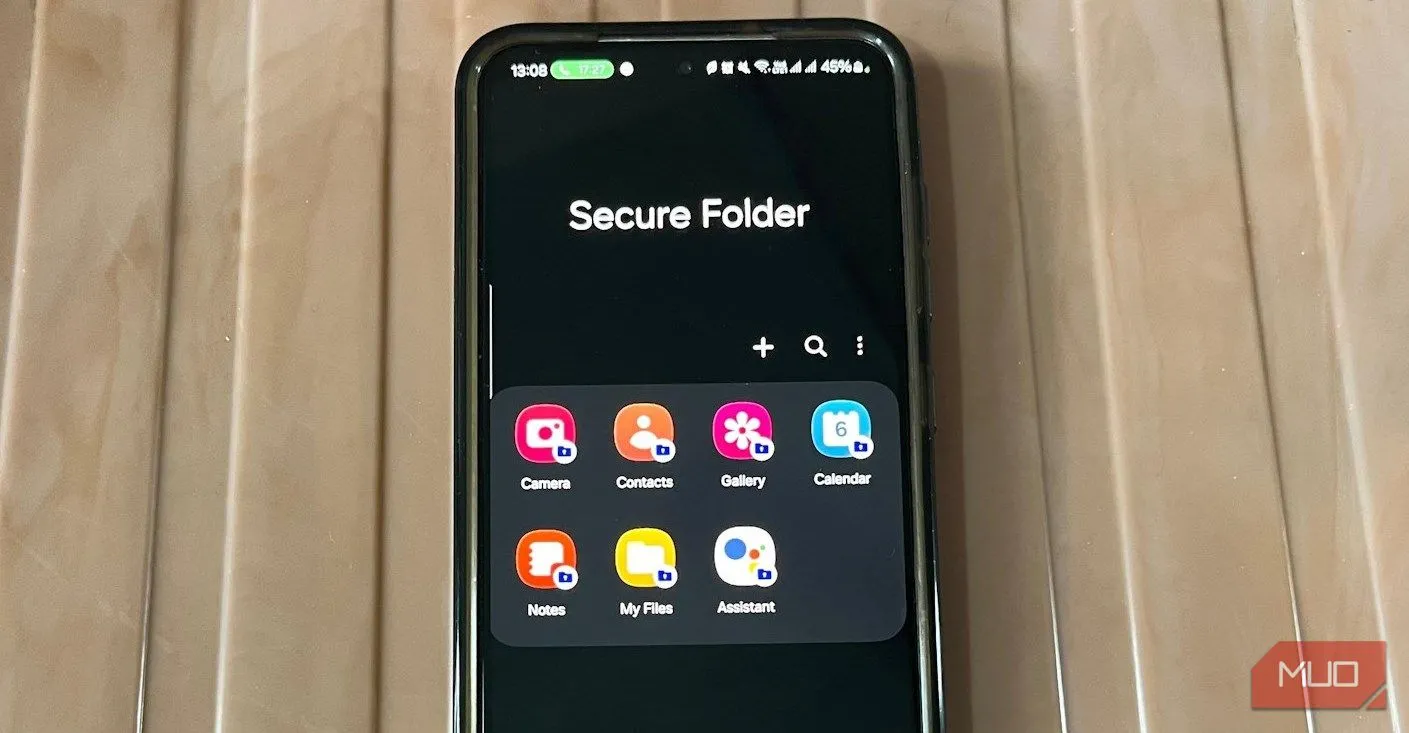Điện thoại Samsung hiển thị ứng dụng Thư mục Bảo mật Secure Folder với các ảnh riêng tư
