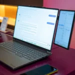 Điện thoại Samsung sử dụng ứng dụng GlideX làm màn hình phụ thứ hai cho laptop để mở rộng không gian làm việc