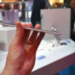 Điện thoại Tecno Spark Slim Concept siêu mỏng nhìn từ cạnh bên tại MWC 2025.