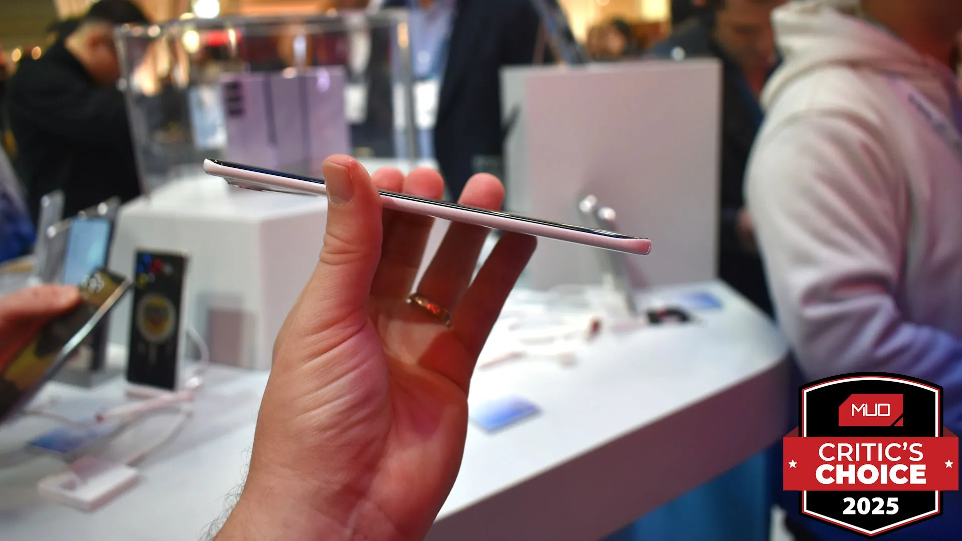 Điện thoại Tecno Spark Slim Concept siêu mỏng nhìn từ cạnh bên tại MWC 2025.