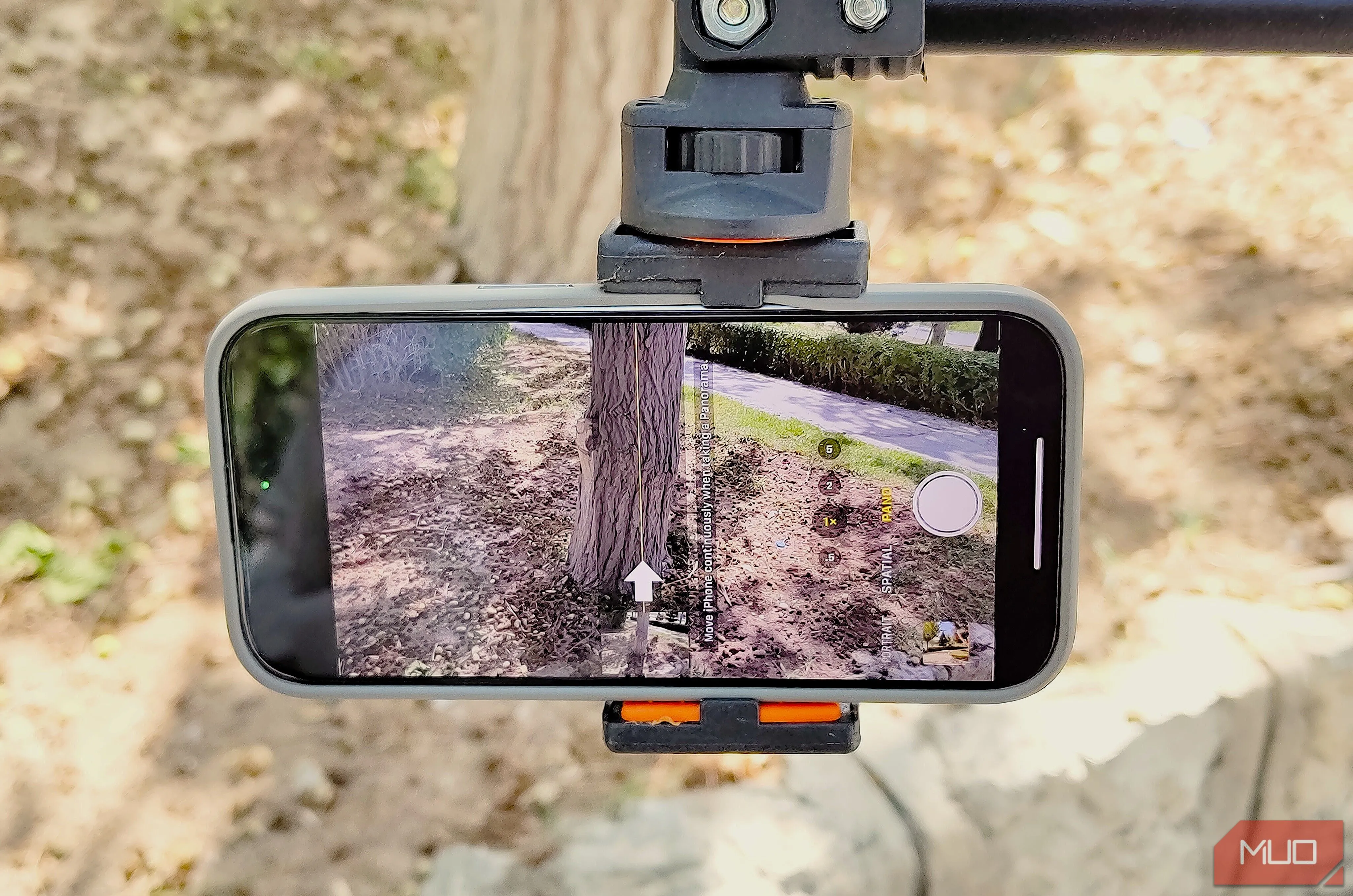 Điện thoại thông minh gắn trên tripod, được xoay ngang trong chế độ panorama để chuẩn bị chụp ảnh toàn cảnh dọc.