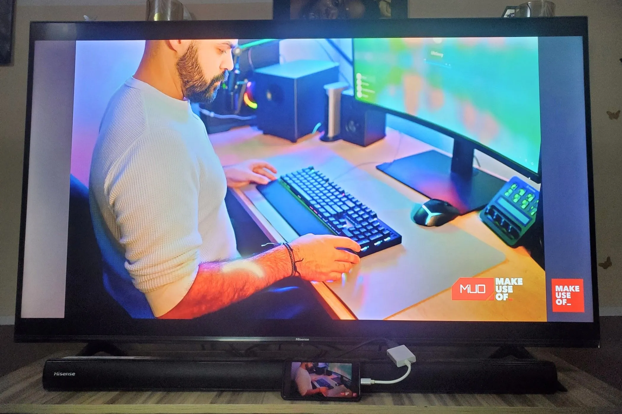 Điện thoại thông minh kết nối với TV qua bộ chuyển đổi USB-C sang HDMI phản chiếu màn hình