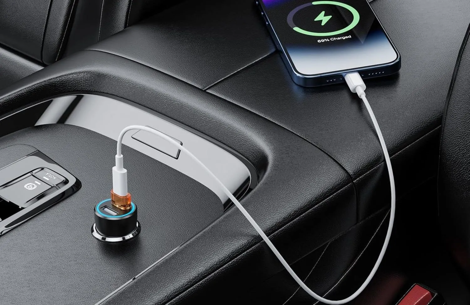 Điện thoại thông minh sạc trong xe hơi qua cáp USB-C và bộ chuyển đổi USB sang USB-C