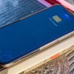 Điện thoại Ulefone Power Armor 13 đang sạc không dây ngược cho tai nghe qua mặt lưng.