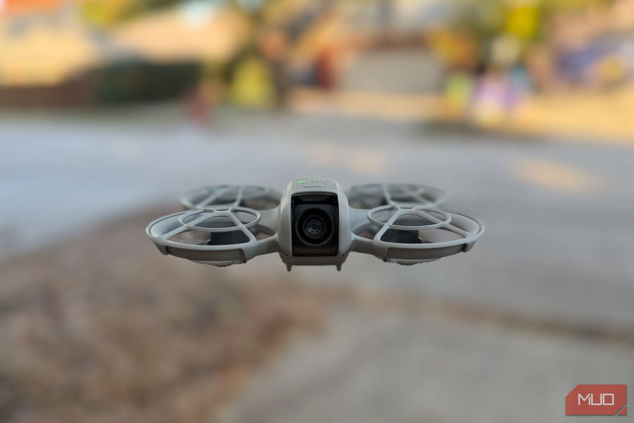 DJI Neo đang bay lượn trên bầu trời trong khung cảnh ngoài trời