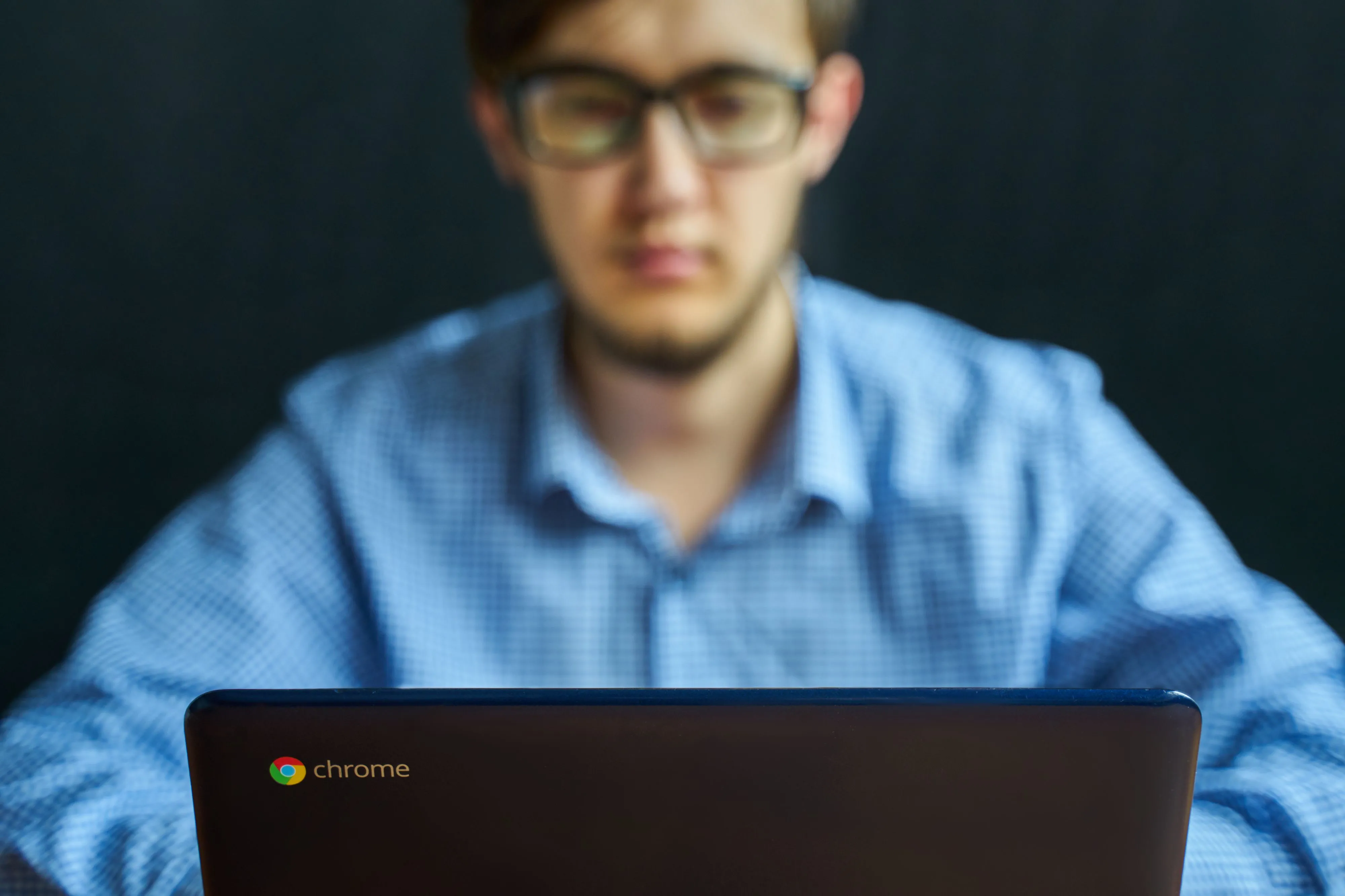 Doanh nhân trẻ làm việc trên laptop để tìm nhà cung cấp internet mới
