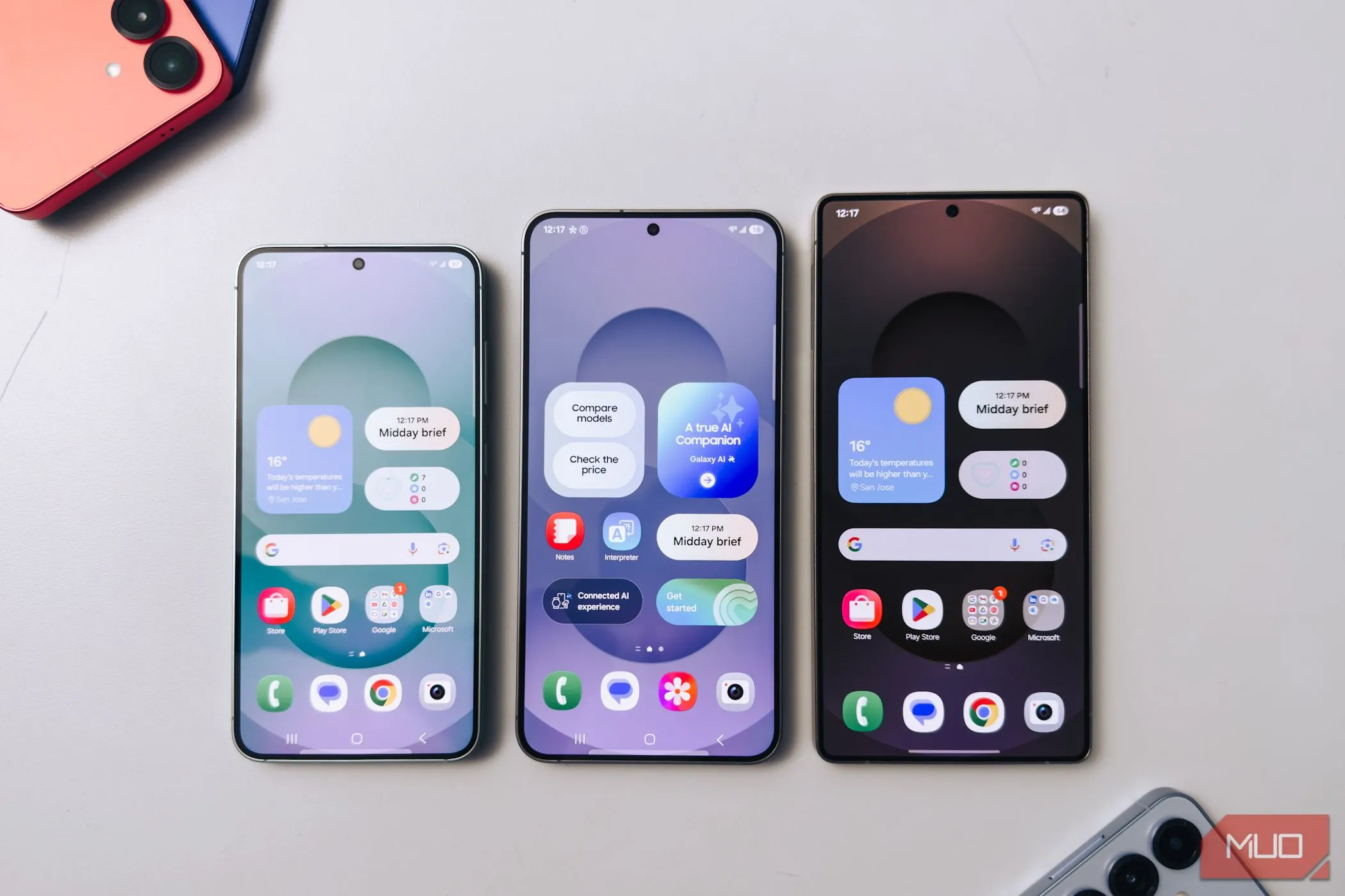 Dòng điện thoại Samsung Galaxy S25 với màn hình hiển thị, đặt trên bàn trắng