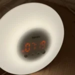 Đồng hồ báo thức bình minh đặt trên sàn nhà giúp đánh thức tự nhiên