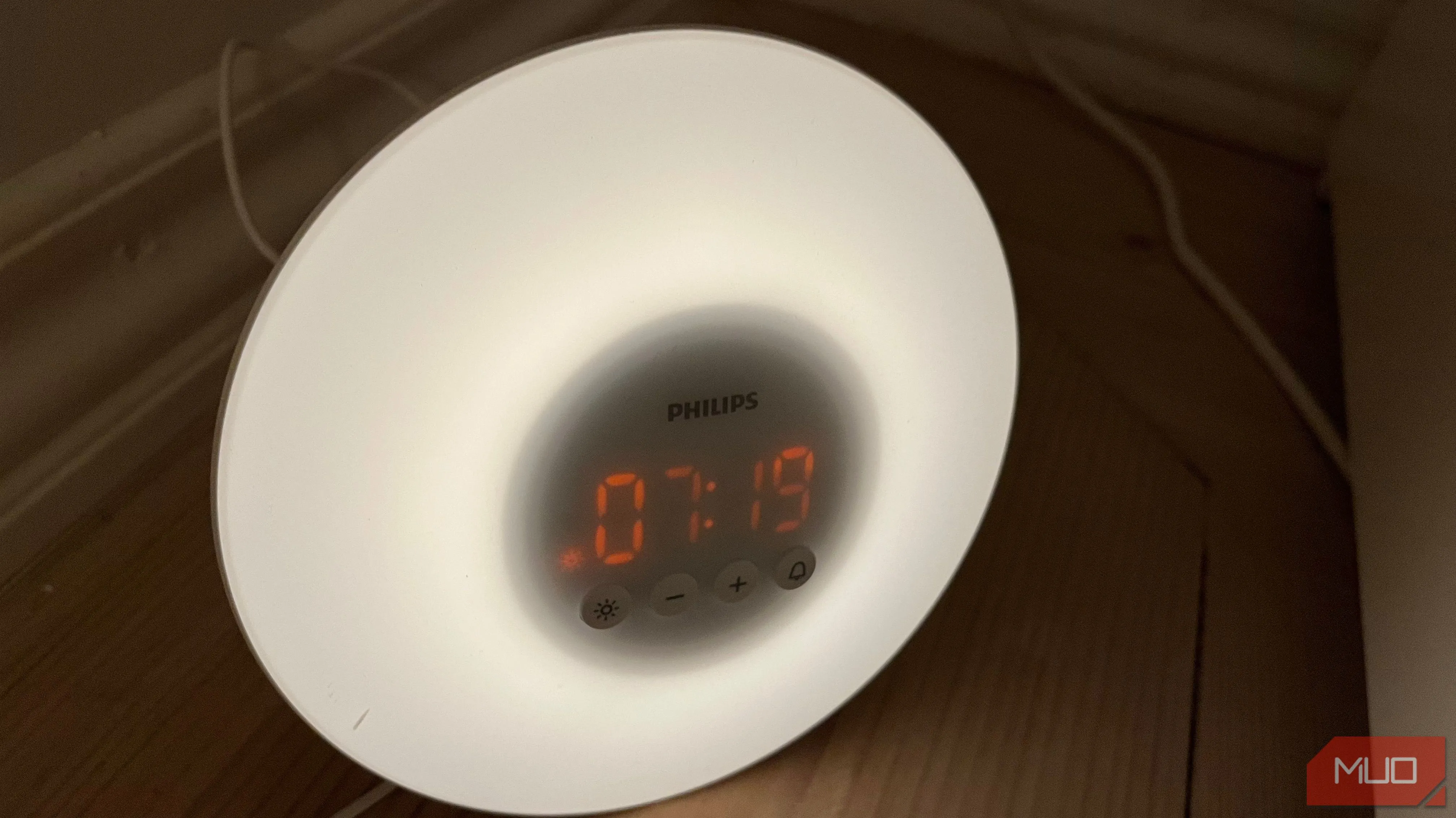 Đồng hồ báo thức bình minh đặt trên sàn nhà giúp đánh thức tự nhiên
