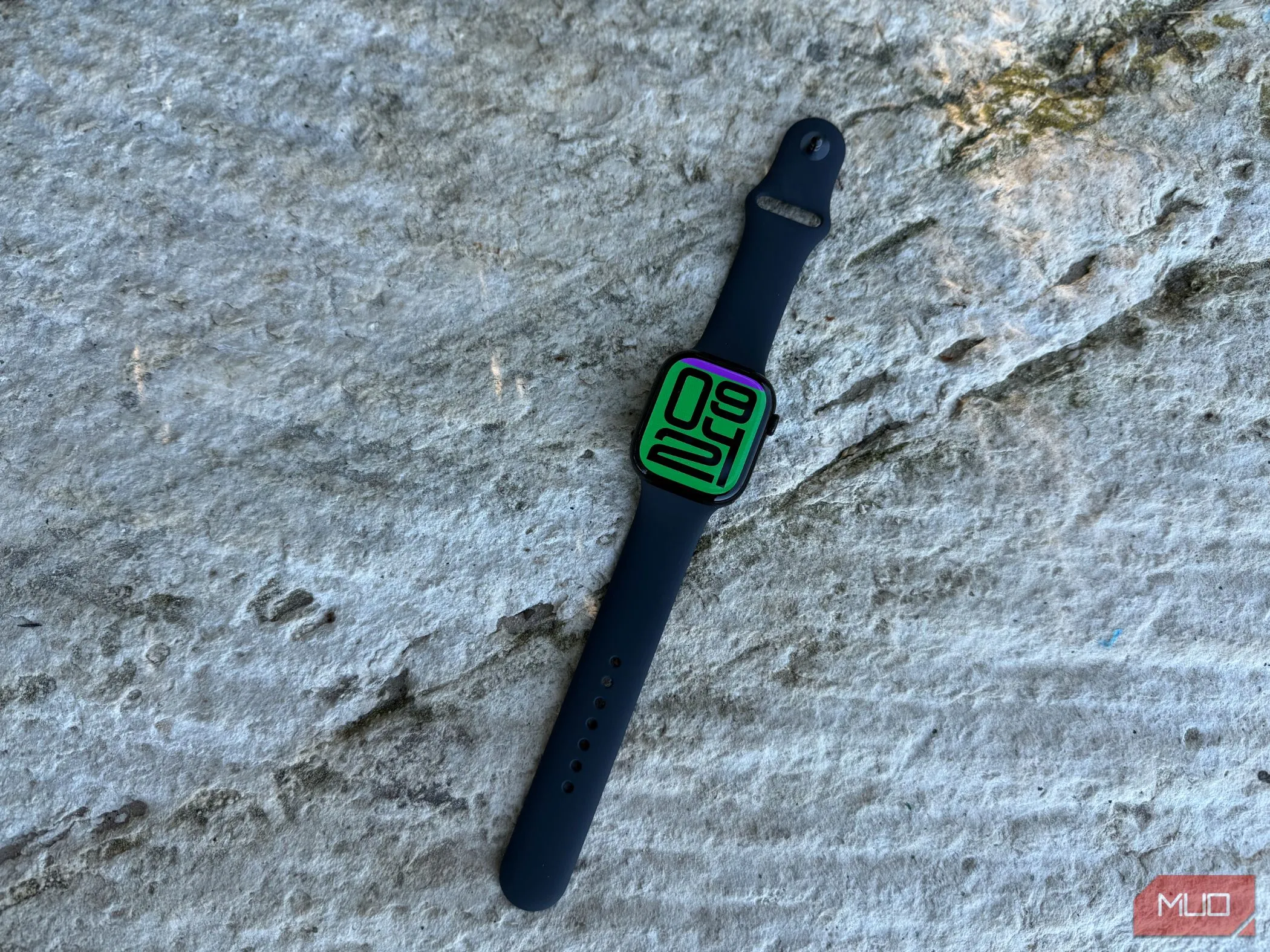 Đồng hồ thông minh Apple Watch Series 10 hiển thị giao diện mặt đồng hồ &quot;Flux&quot; trên cổ tay người dùng, làm nổi bật thiết kế và màn hình