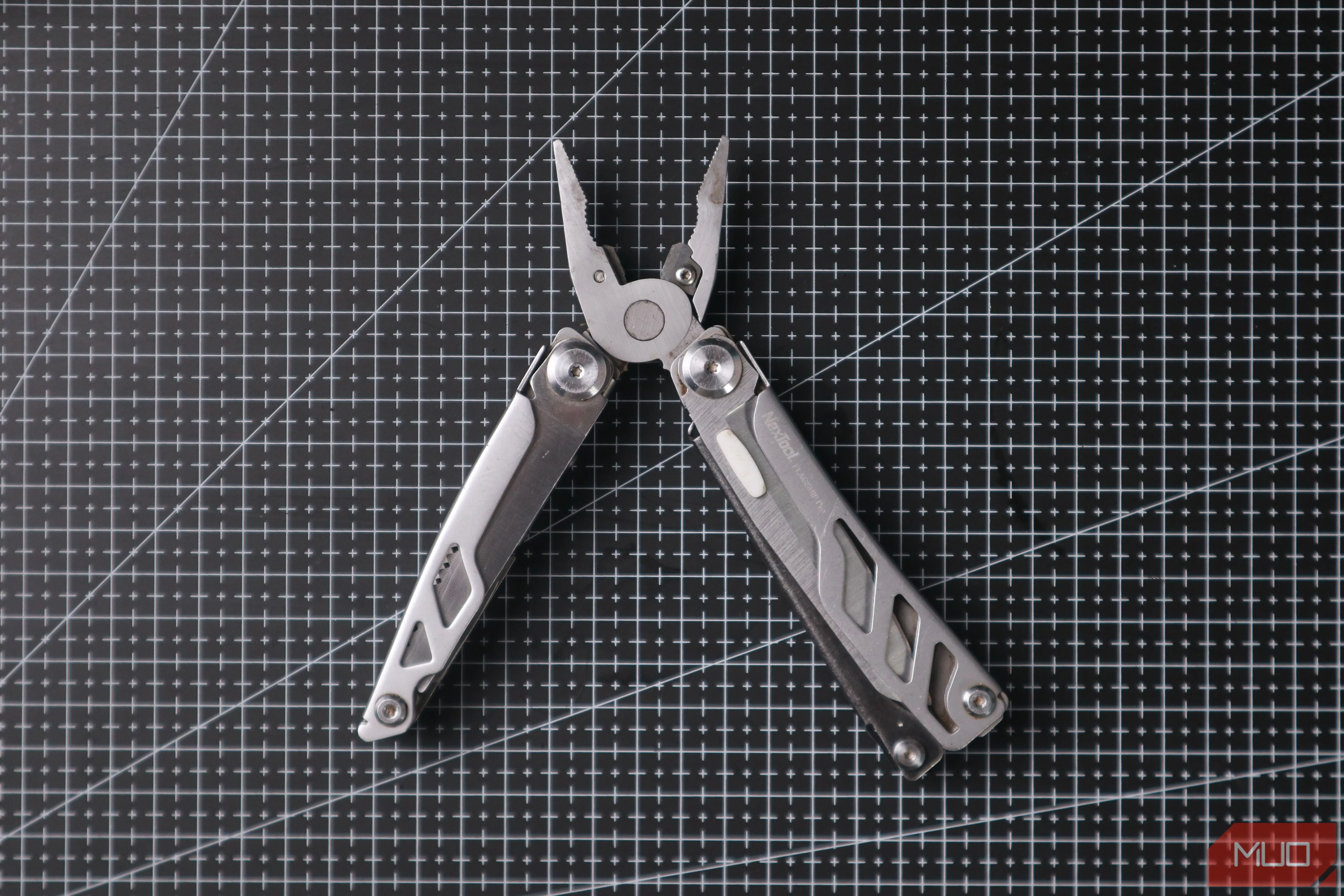 Dụng cụ đa năng (multitool) tích hợp kìm, kìm cắt dây và dao tiện ích
