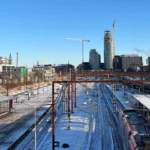 Đường ray xe lửa tạo hiệu ứng đường dẫn trong nhiếp ảnh phong cảnh