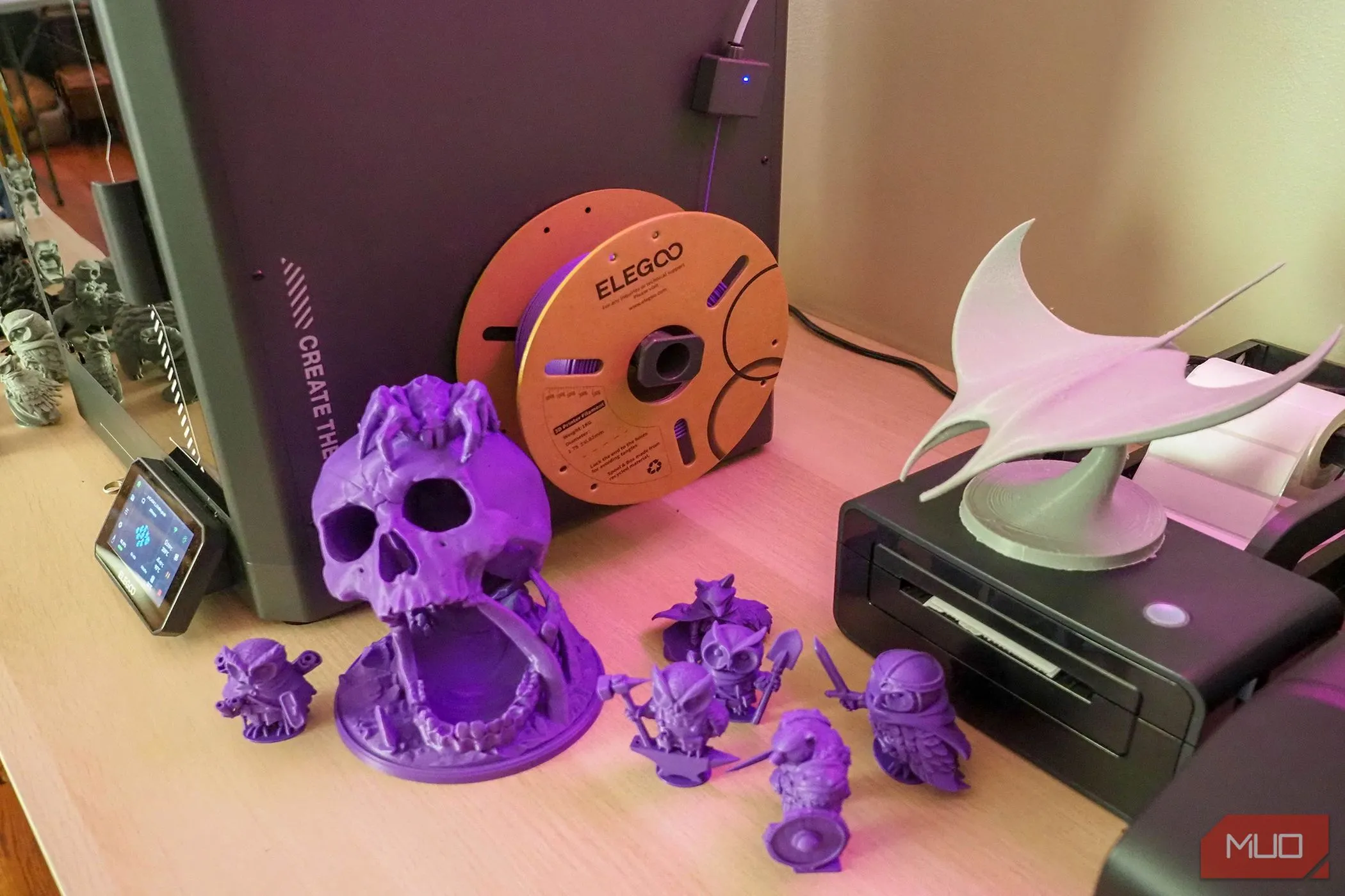 Elegoo Centauri Carbon đang in 3D nhìn từ bên hông với cuộn filament