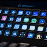 Elgato Stream Deck XL màu đen hiển thị các phím tắt ứng dụng và thư mục trên màn hình cảm ứng, giúp dọn dẹp desktop và tăng năng suất.