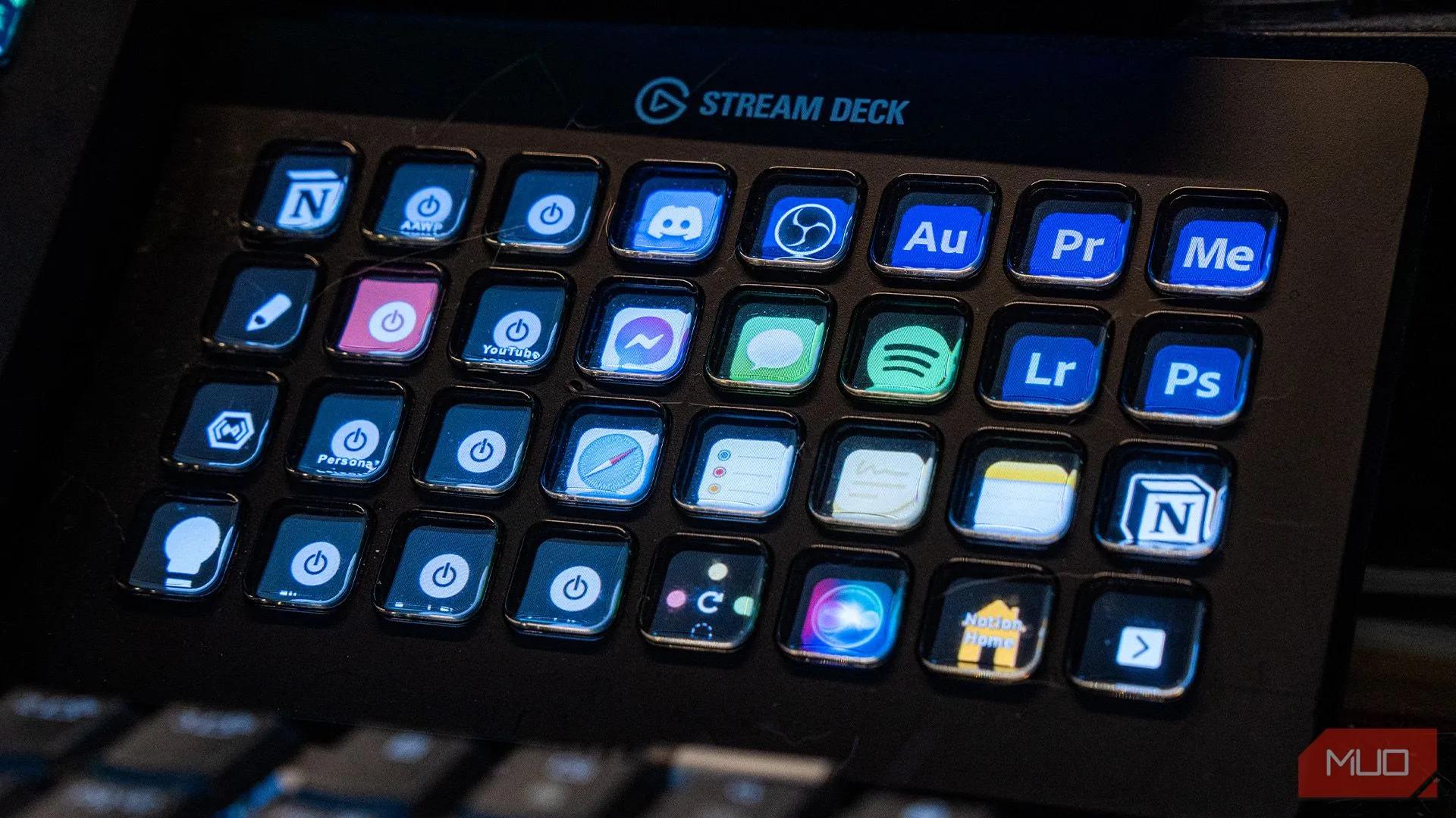 Elgato Stream Deck XL màu đen hiển thị các phím tắt ứng dụng và thư mục trên màn hình cảm ứng, giúp dọn dẹp desktop và tăng năng suất.