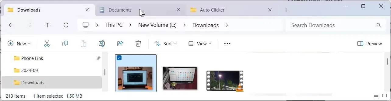 File Explorer trên Windows 11 với nhiều tab được mở, giúp quản lý tệp tin hiệu quả hơn.
