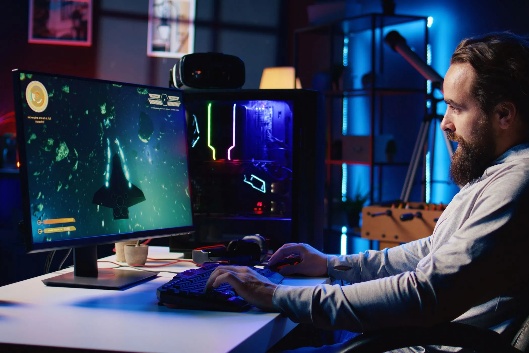 Game thủ trải nghiệm chơi game online mượt mà trên máy tính để bàn với kết nối mạng dây