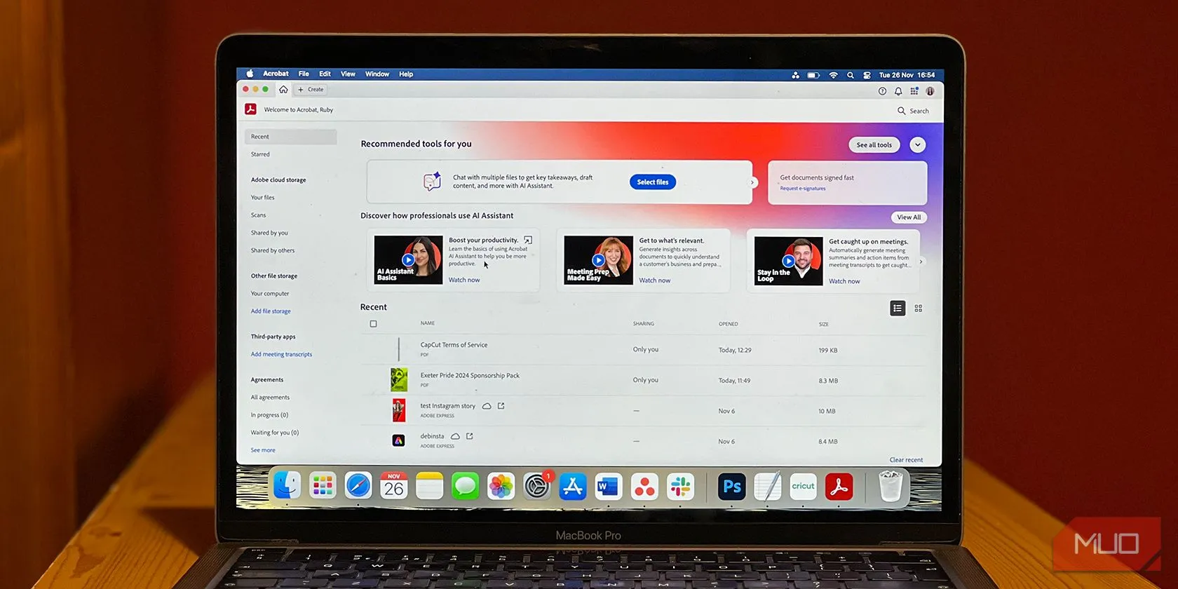 Giao diện Adobe Acrobat AI Assistant đang hoạt động trên máy tính Mac
