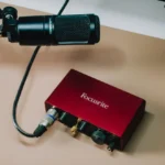 Giao diện âm thanh Focusrite Scarlett Solo kết nối với micro XLR