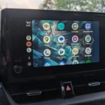 Giao diện Android Auto hiển thị danh sách ứng dụng trên màn hình ô tô